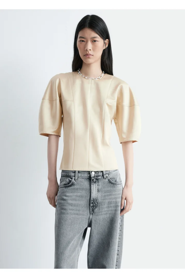 앤아더스토리즈 새틴 퍼프 슬리브 탑의 베이지컬러 ECOMLook입니다.