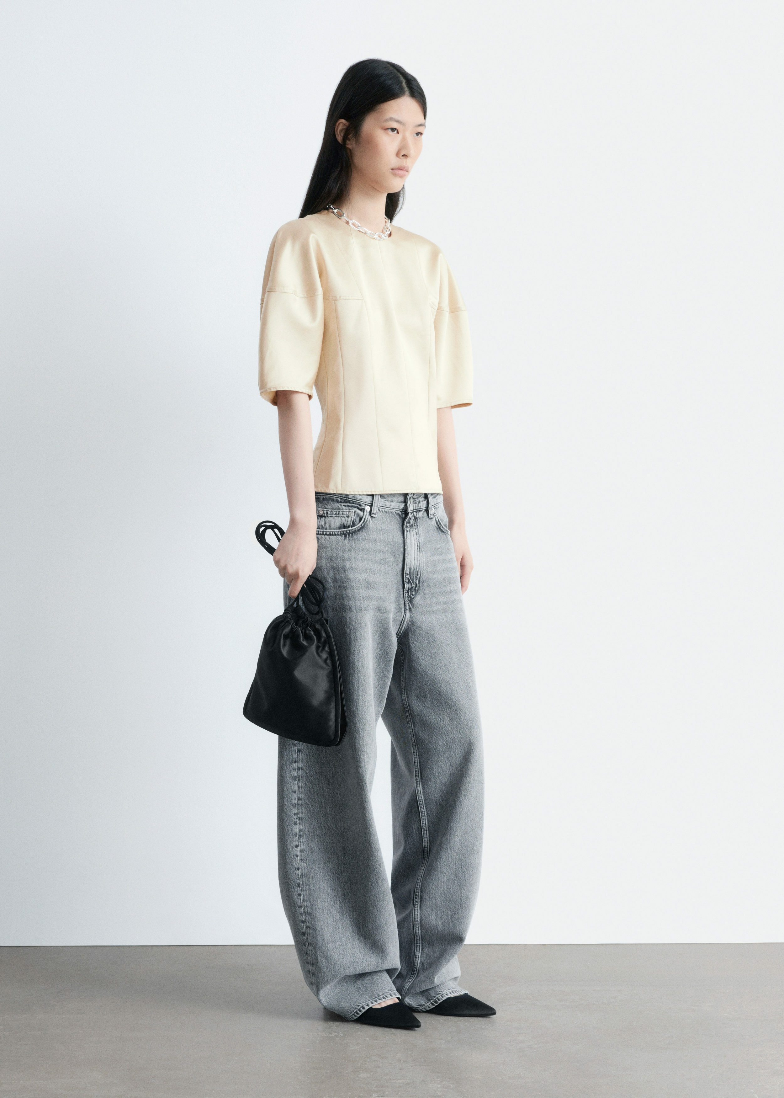 앤아더스토리즈 새틴 퍼프 슬리브 탑의 베이지컬러 ECOMLook입니다.