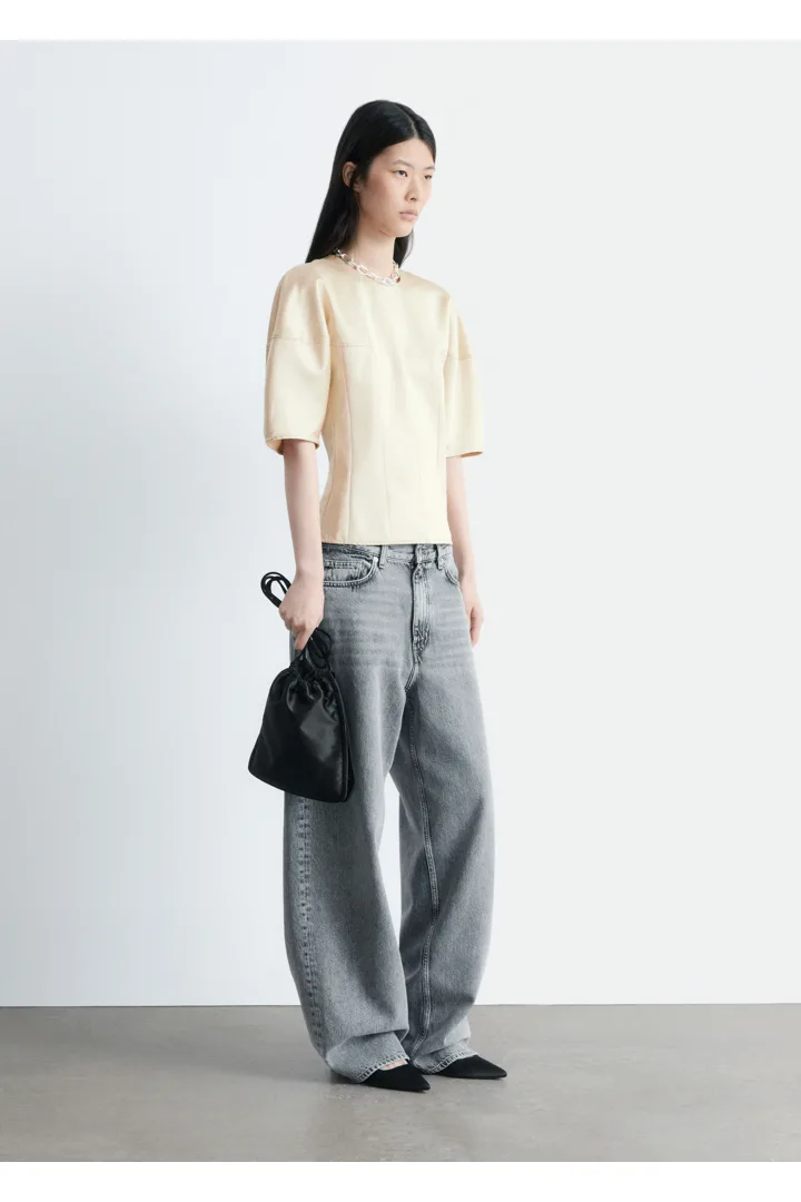 앤아더스토리즈 새틴 퍼프 슬리브 탑의 베이지컬러 ECOMLook입니다.