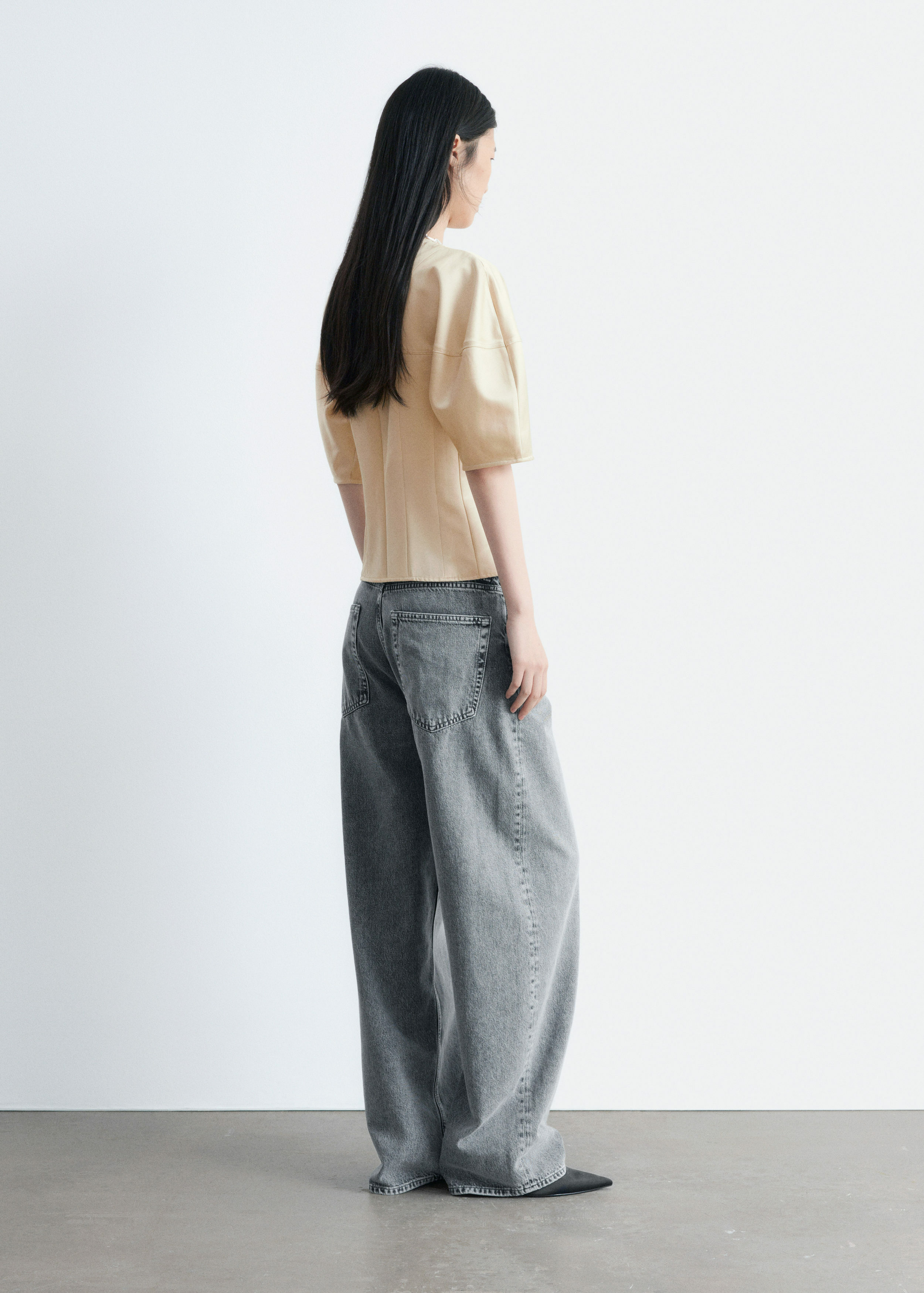 앤아더스토리즈 새틴 퍼프 슬리브 탑의 베이지컬러 ECOMLook입니다.