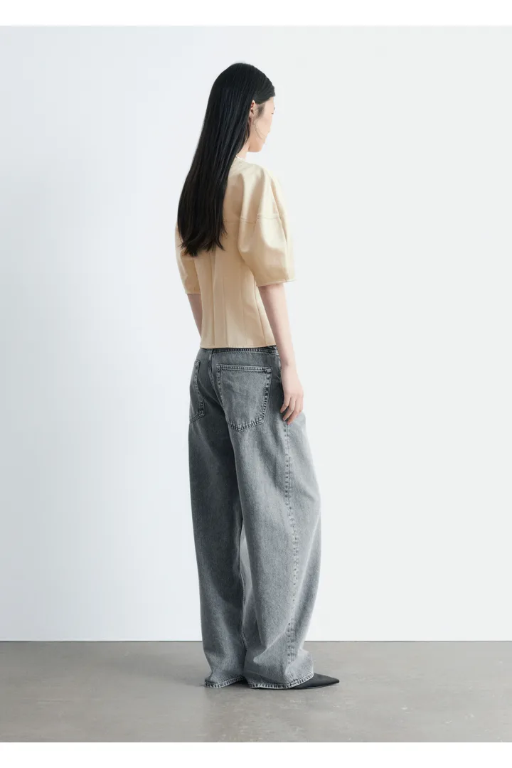 앤아더스토리즈 새틴 퍼프 슬리브 탑의 베이지컬러 ECOMLook입니다.