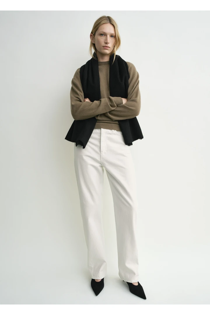 TOTEME 클래식 캐시미어 크루 니트 헤이즐의 헤이즐컬러 0번쨰 이미지입니다.