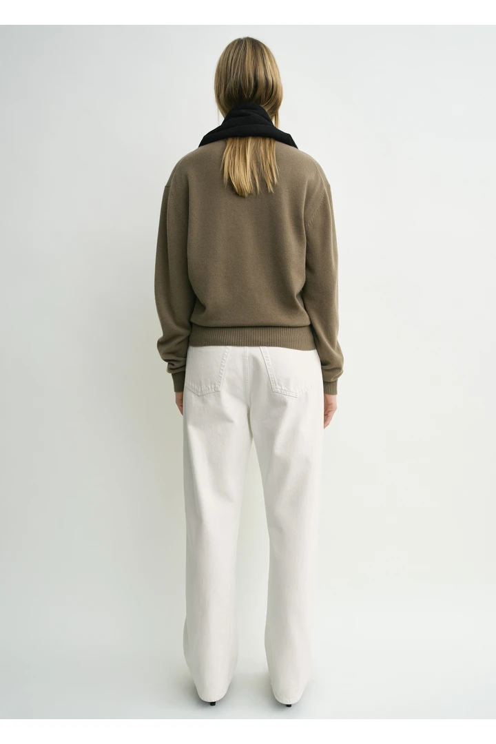 TOTEME 클래식 캐시미어 크루 니트 헤이즐의 헤이즐컬러 2번쨰 이미지입니다.