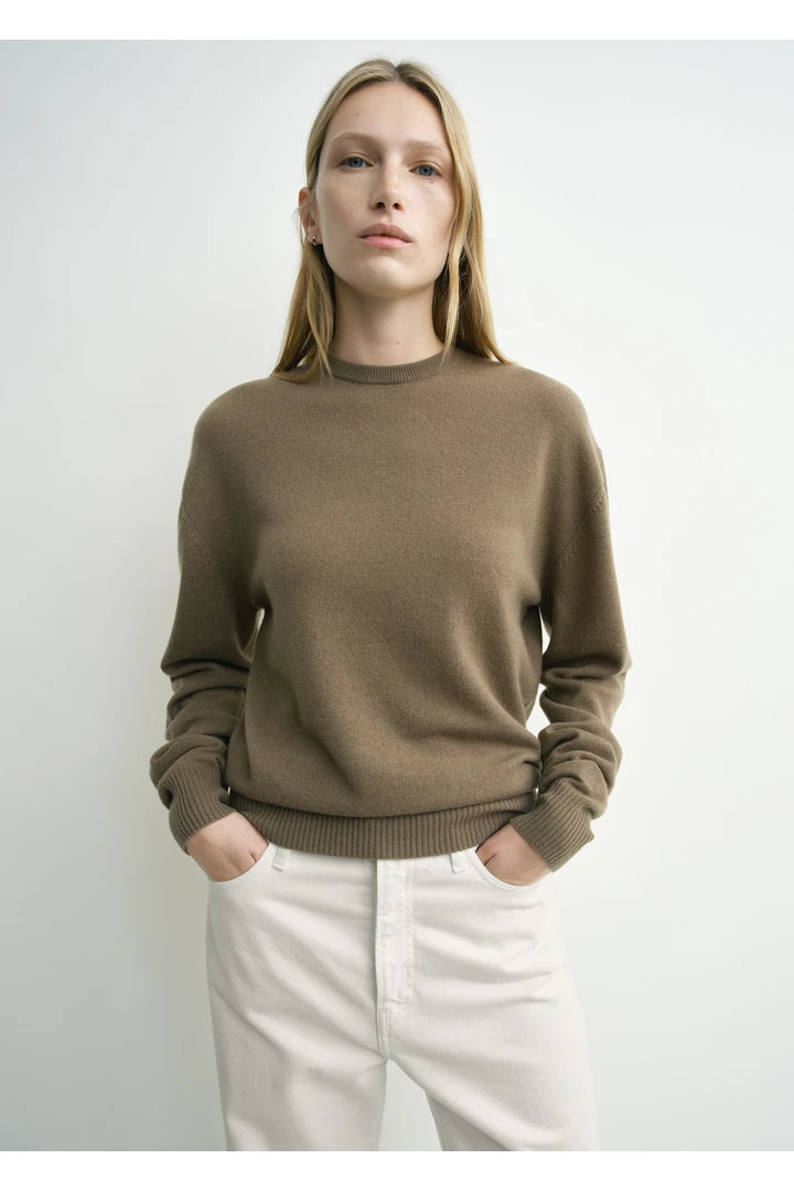 TOTEME 클래식 캐시미어 크루 니트 헤이즐의 헤이즐컬러 3번쨰 이미지입니다.