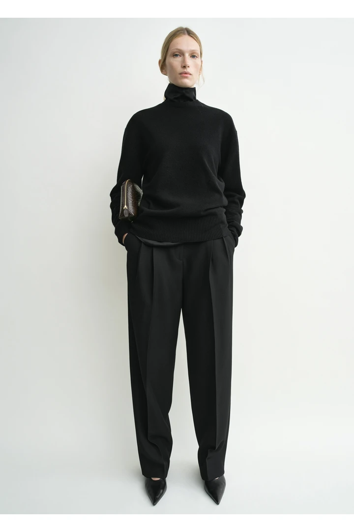 TOTEME 클래식 캐시미어 크루 니트 블랙의 블랙컬러 0번쨰 이미지입니다.