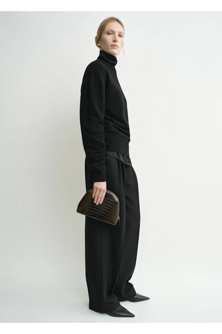 TOTEME 클래식 캐시미어 크루 니트 블랙의 블랙컬러 1번쨰 이미지입니다.