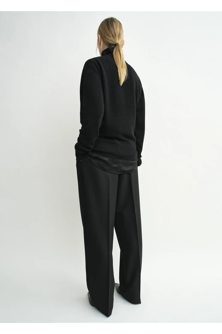 TOTEME 클래식 캐시미어 크루 니트 블랙의 블랙컬러 2번쨰 이미지입니다.