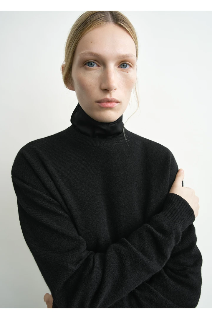 TOTEME 클래식 캐시미어 크루 니트 블랙의 블랙컬러 3번쨰 이미지입니다.