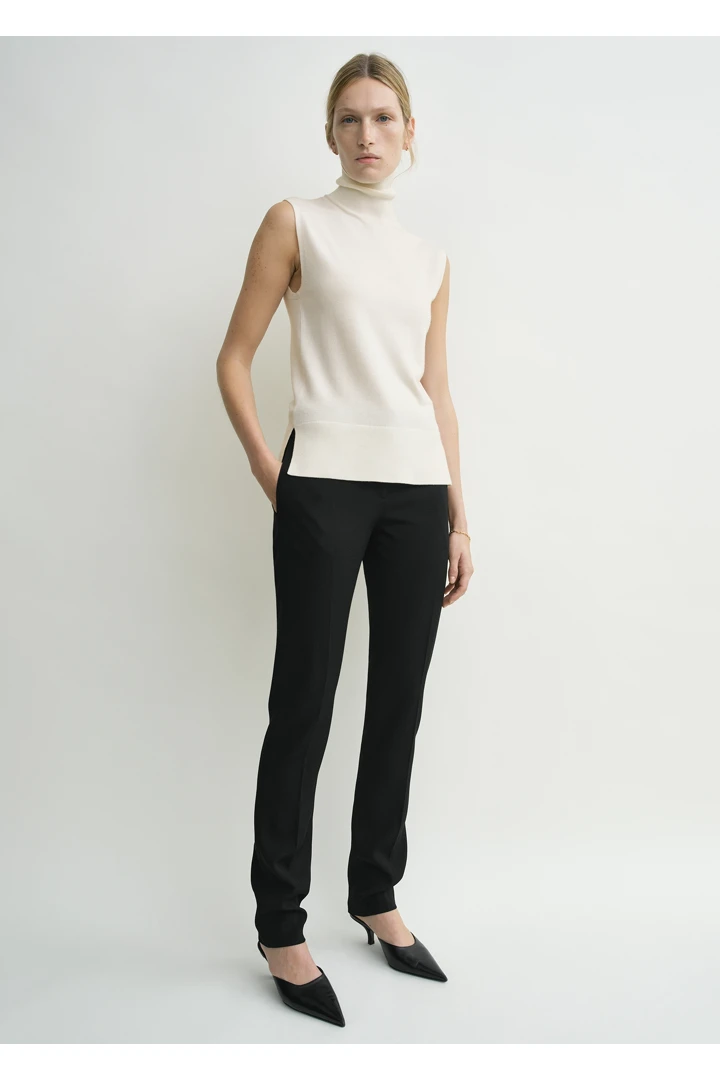 TOTEME 슬리브리스 파인 터틀넥 에크루의 에크루컬러 0번쨰 이미지입니다.