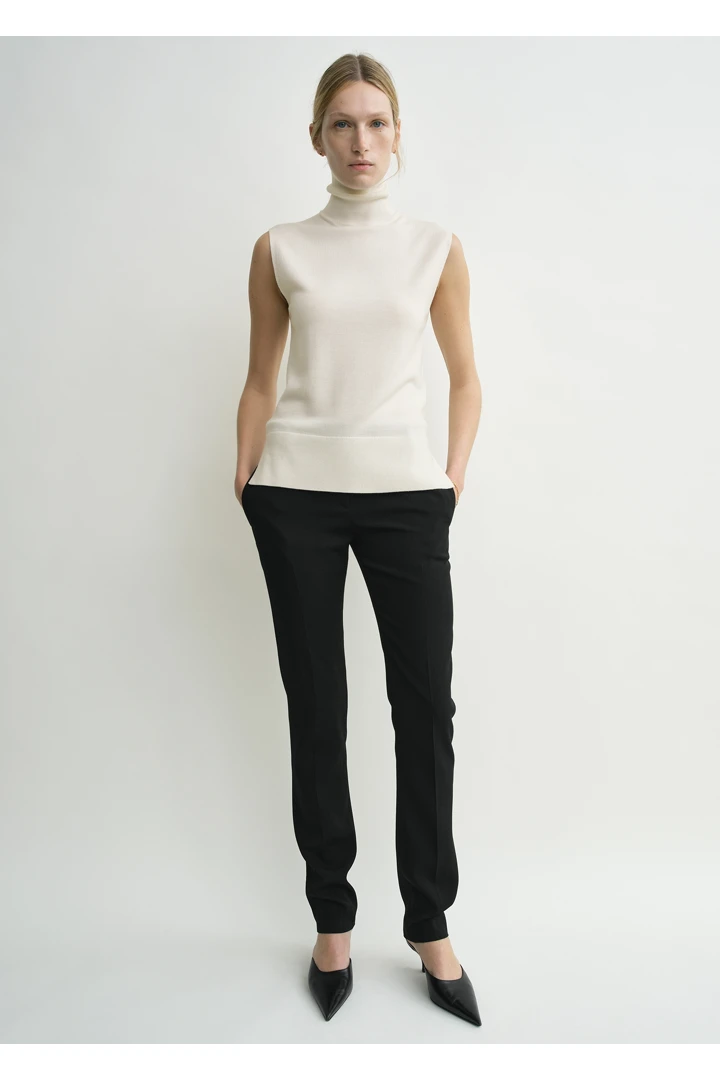 TOTEME 슬리브리스 파인 터틀넥 에크루의 에크루컬러 1번쨰 이미지입니다.