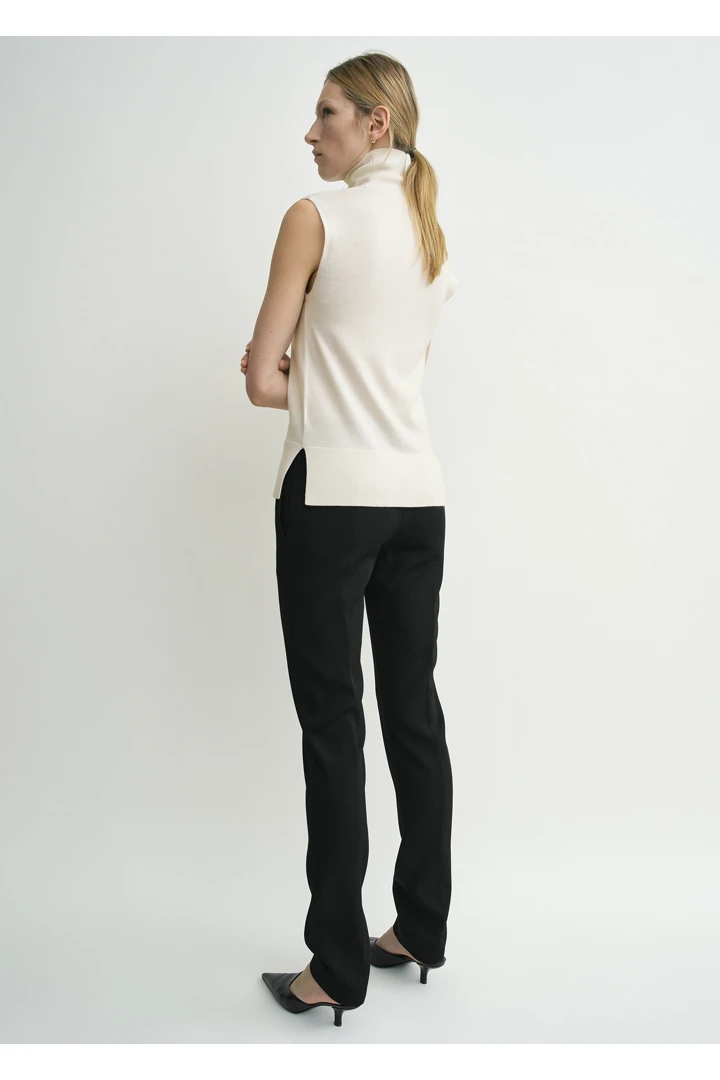 TOTEME 슬리브리스 파인 터틀넥 에크루의 에크루컬러 2번쨰 이미지입니다.