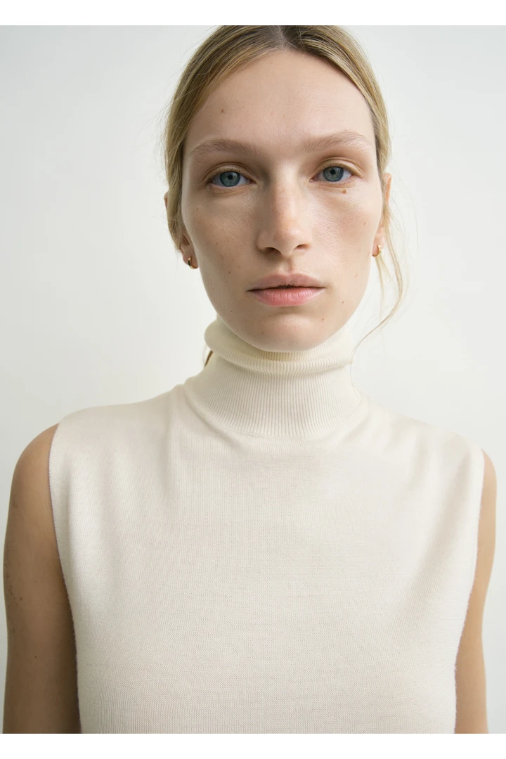 TOTEME 슬리브리스 파인 터틀넥 에크루의 에크루컬러 3번쨰 이미지입니다.