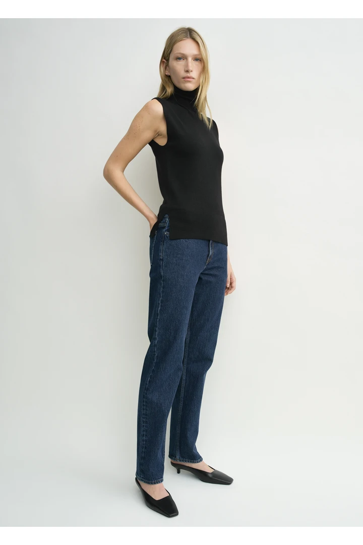 TOTEME 슬리브리스 파인 터틀넥 블랙의 블랙컬러 1번쨰 이미지입니다.