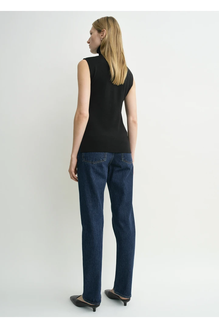 TOTEME 슬리브리스 파인 터틀넥 블랙의 블랙컬러 2번쨰 이미지입니다.