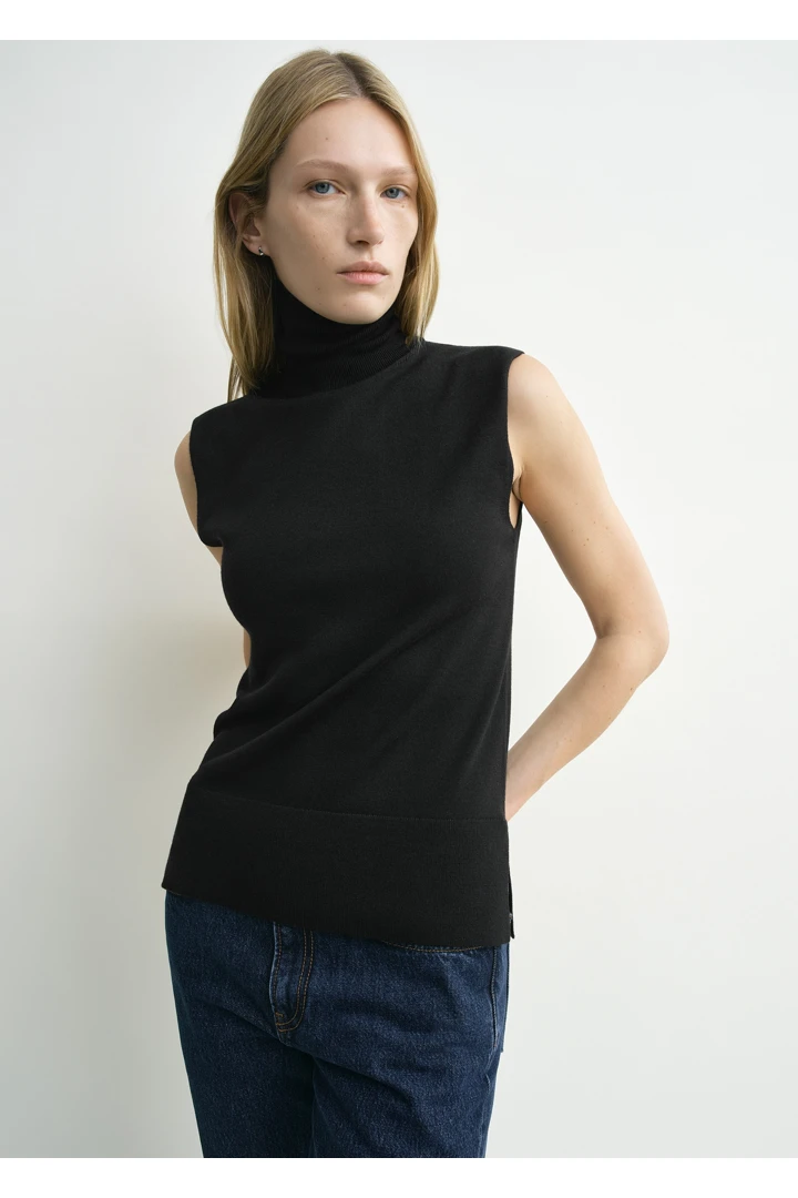 TOTEME 슬리브리스 파인 터틀넥 블랙의 블랙컬러 3번쨰 이미지입니다.