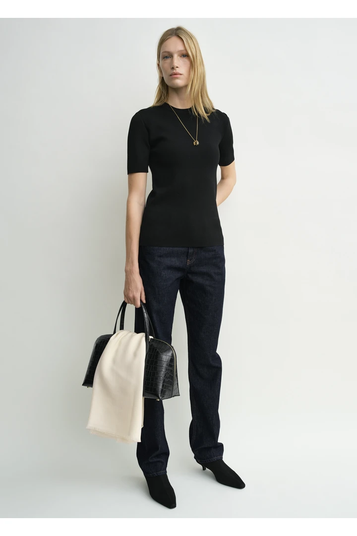 TOTEME 컴팩트 니트 티셔츠 블랙의 블랙컬러 0번쨰 이미지입니다.