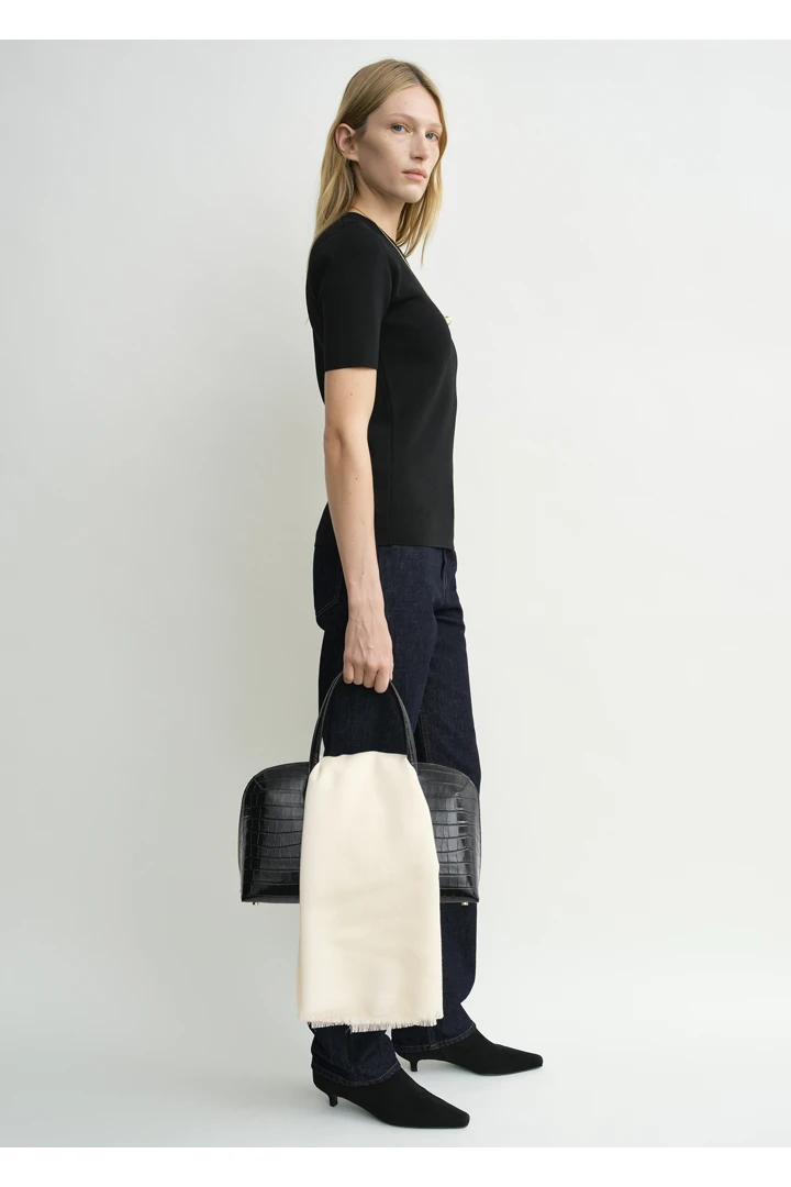 TOTEME 컴팩트 니트 티셔츠 블랙의 블랙컬러 1번쨰 이미지입니다.