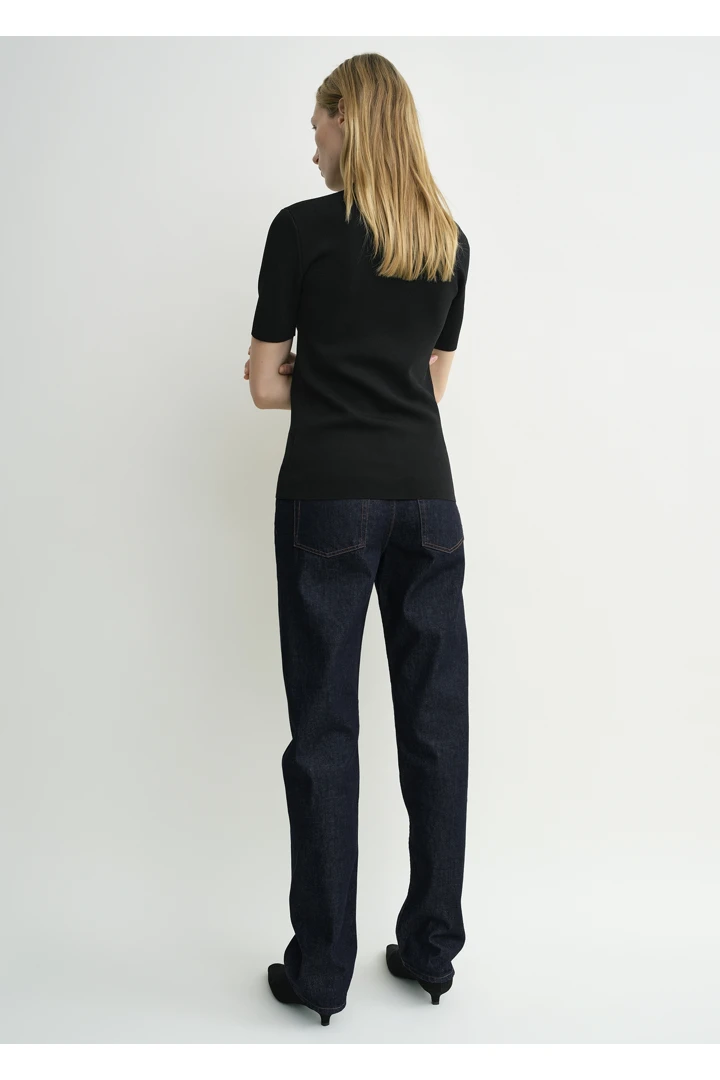 TOTEME 컴팩트 니트 티셔츠 블랙의 블랙컬러 2번쨰 이미지입니다.