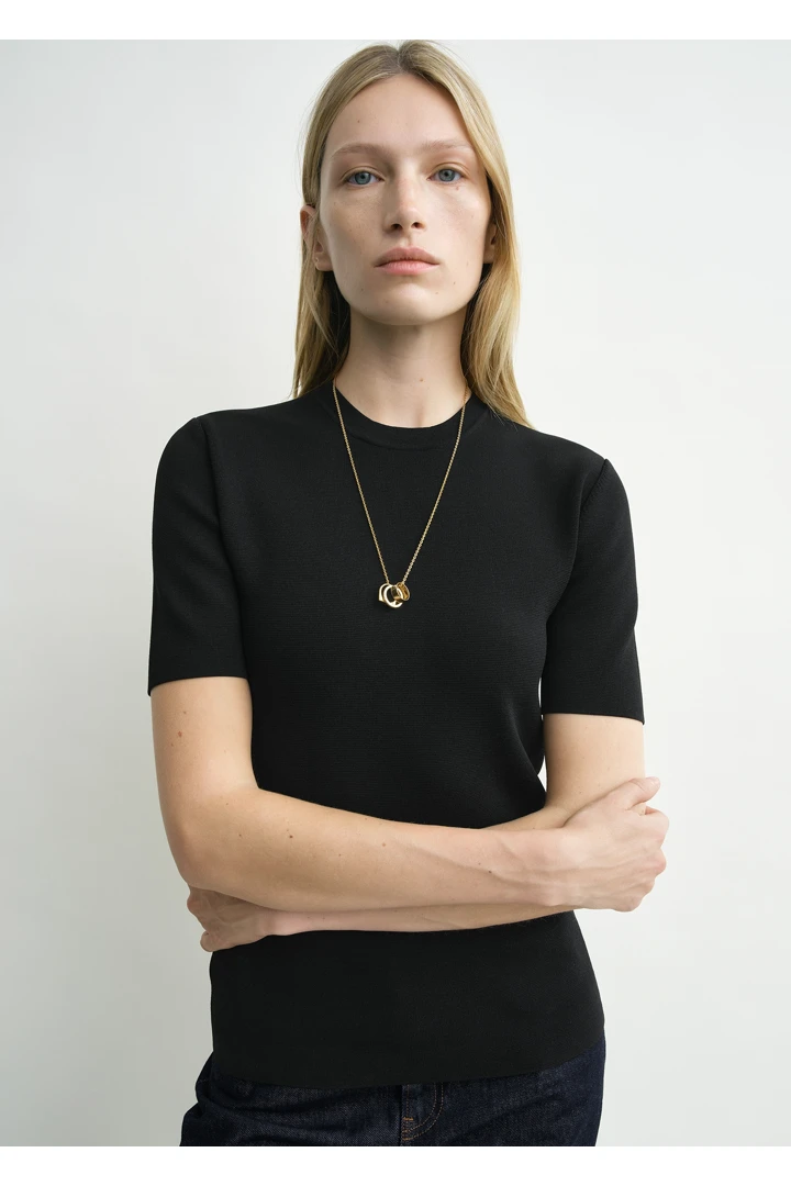 TOTEME 컴팩트 니트 티셔츠 블랙의 블랙컬러 3번쨰 이미지입니다.