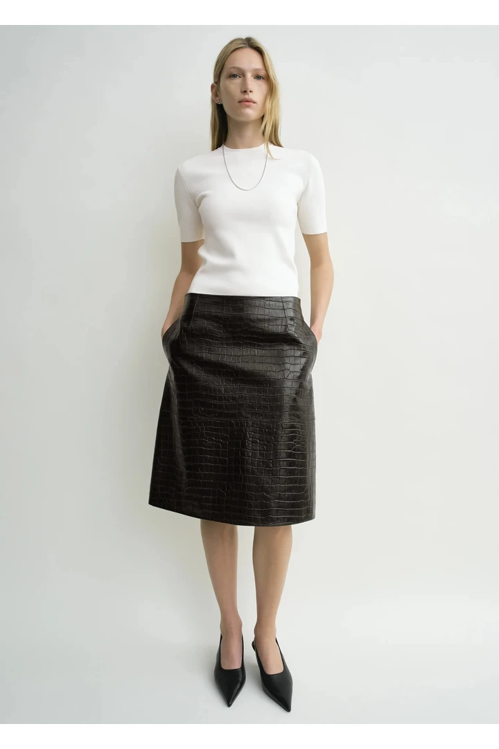 TOTEME 컴팩트 니트 티셔츠 옵틱 화이트의 옵틱 화이트컬러 0번쨰 이미지입니다.