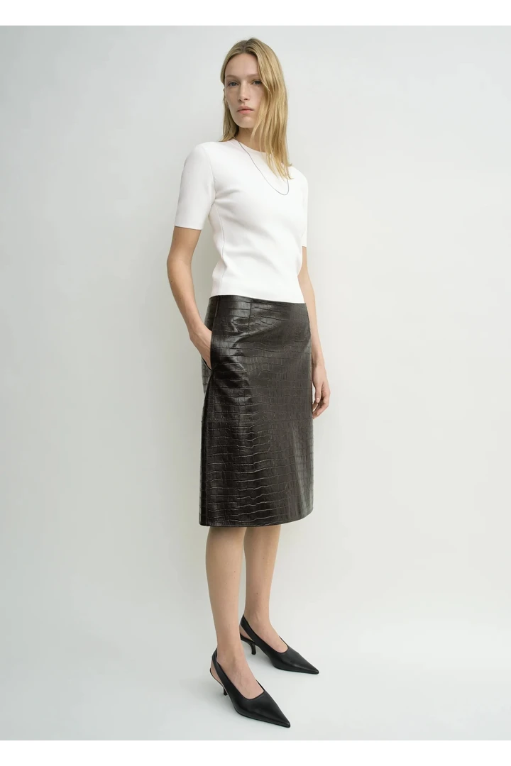 TOTEME 컴팩트 니트 티셔츠 옵틱 화이트의 옵틱 화이트컬러 1번쨰 이미지입니다.