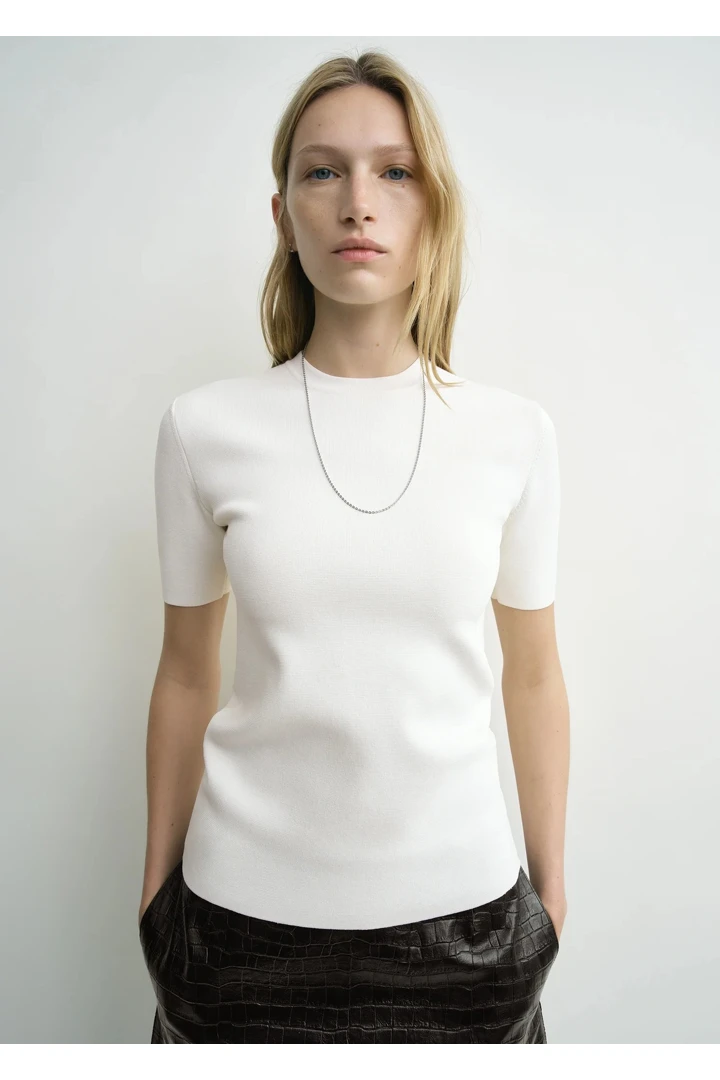 TOTEME 컴팩트 니트 티셔츠 옵틱 화이트의 옵틱 화이트컬러 3번쨰 이미지입니다.