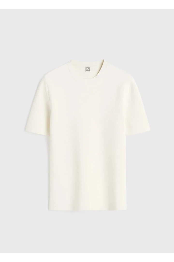 TOTEME 컴팩트 니트 티셔츠 옵틱 화이트의 옵틱 화이트컬러 4번쨰 이미지입니다.