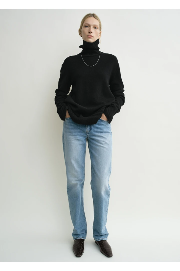 TOTEME 캐시미어 터틀넥 블랙의 블랙컬러 0번쨰 이미지입니다.