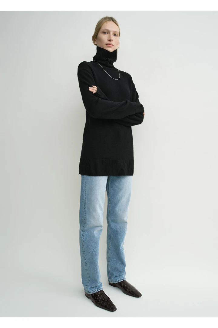 TOTEME 캐시미어 터틀넥 블랙의 블랙컬러 1번쨰 이미지입니다.