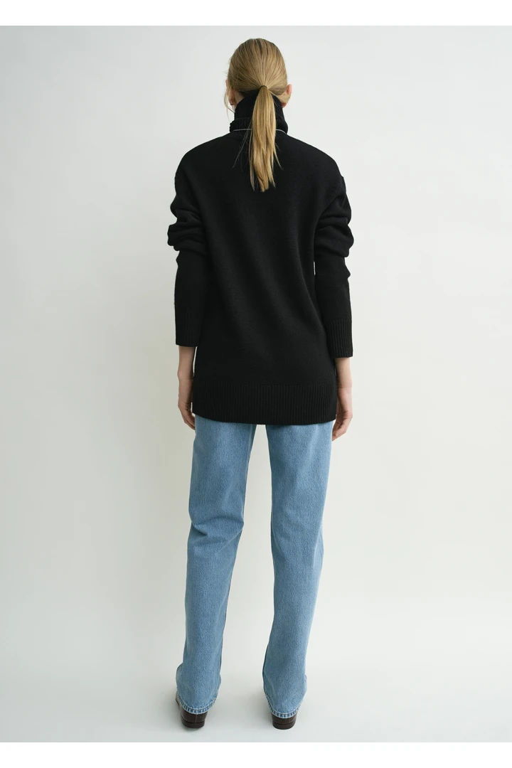 TOTEME 캐시미어 터틀넥 블랙의 블랙컬러 2번쨰 이미지입니다.