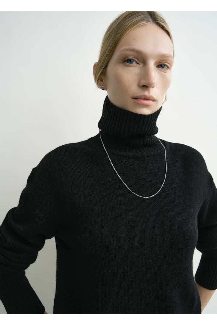 TOTEME 캐시미어 터틀넥 블랙의 블랙컬러 3번쨰 이미지입니다.