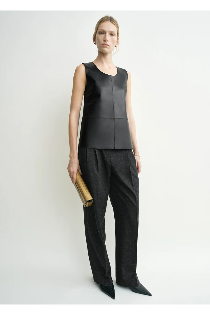 TOTEME 스쿠프 넥 레더 탑 블랙의 블랙컬러 0번쨰 이미지입니다.