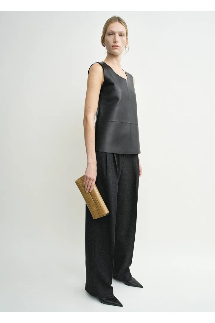 TOTEME 스쿠프 넥 레더 탑 블랙의 블랙컬러 1번쨰 이미지입니다.