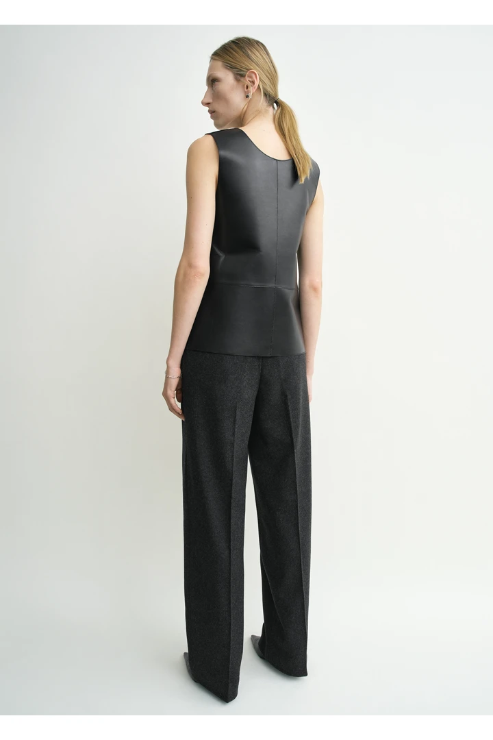 TOTEME 스쿠프 넥 레더 탑 블랙의 블랙컬러 2번쨰 이미지입니다.