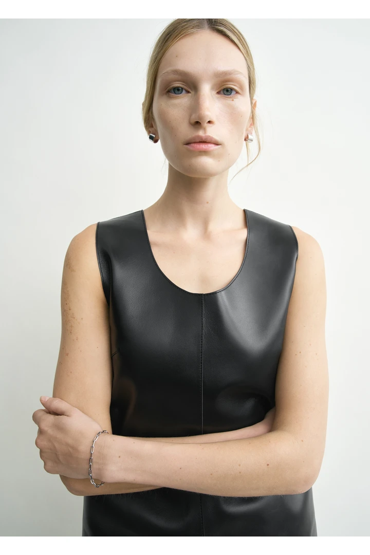 TOTEME 스쿠프 넥 레더 탑 블랙의 블랙컬러 3번쨰 이미지입니다.
