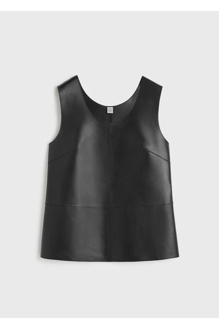 TOTEME 스쿠프 넥 레더 탑 블랙의 블랙컬러 4번쨰 이미지입니다.