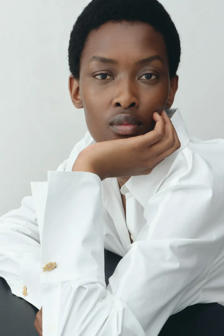 TOTEME 로프 너트 커프 링크스 골드의 골드컬러 1번쨰 이미지입니다.