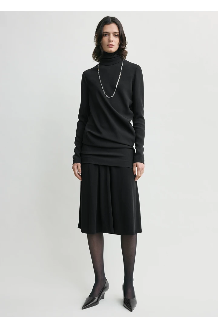 TOTEME 하이넥 트위스트 블라우스 블랙의 블랙컬러 0번쨰 이미지입니다.