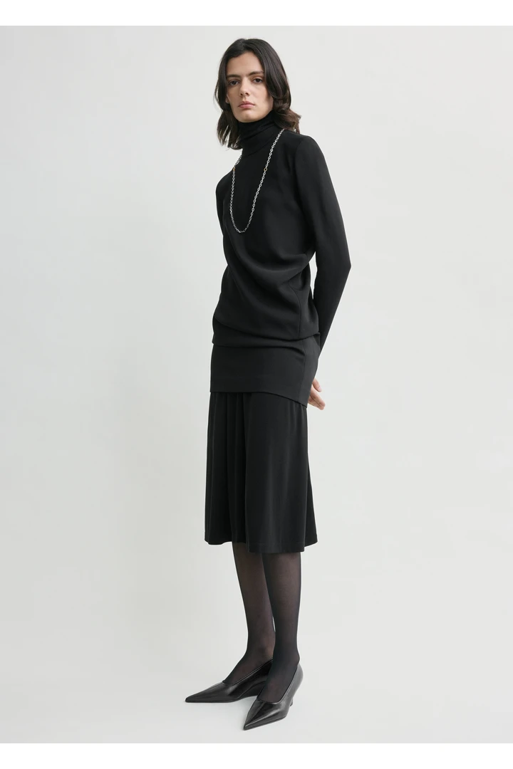 TOTEME 하이넥 트위스트 블라우스 블랙의 블랙컬러 1번쨰 이미지입니다.