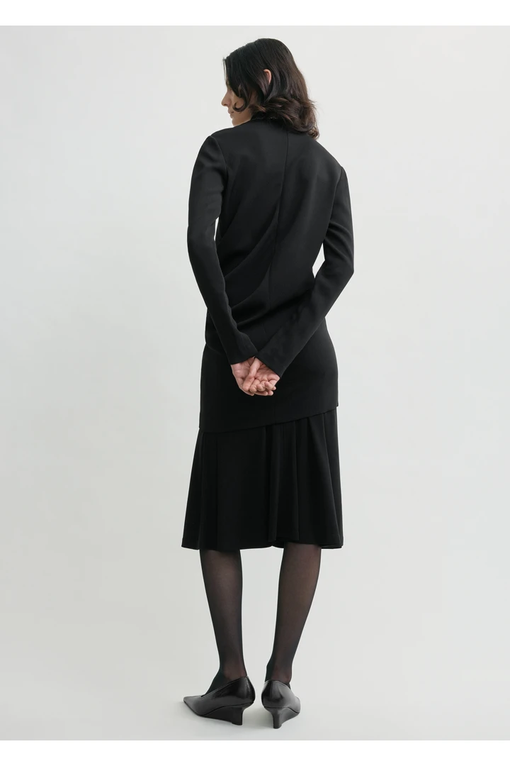 TOTEME 하이넥 트위스트 블라우스 블랙의 블랙컬러 2번쨰 이미지입니다.