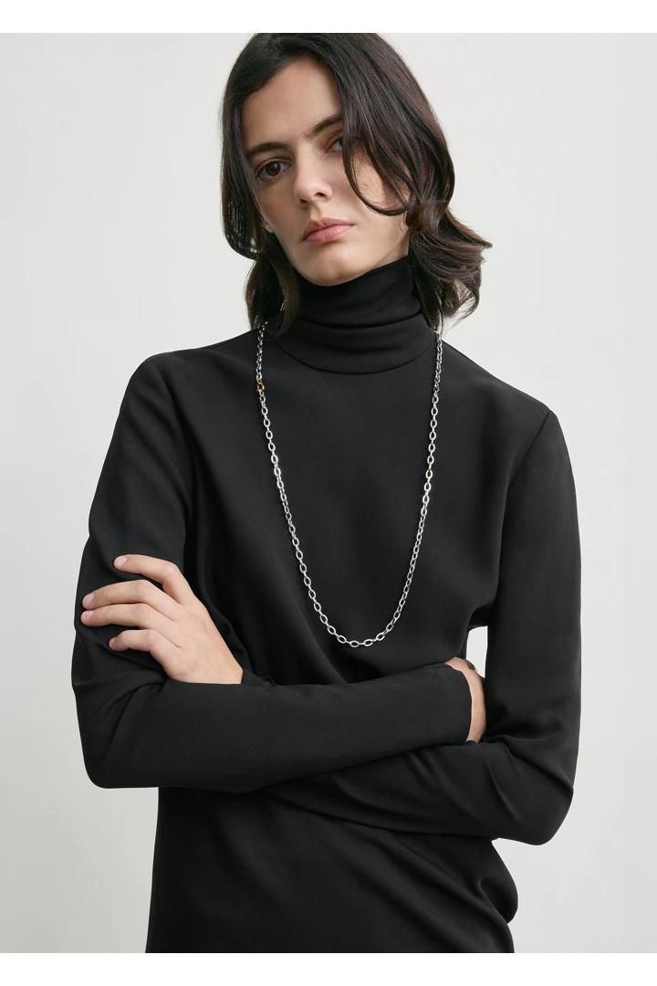 TOTEME 하이넥 트위스트 블라우스 블랙의 블랙컬러 3번쨰 이미지입니다.