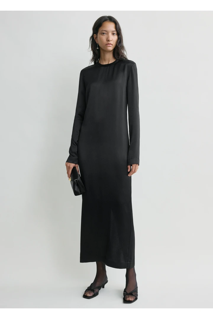 TOTEME 롱 새틴 드레스 블랙의 블랙컬러 0번쨰 이미지입니다.