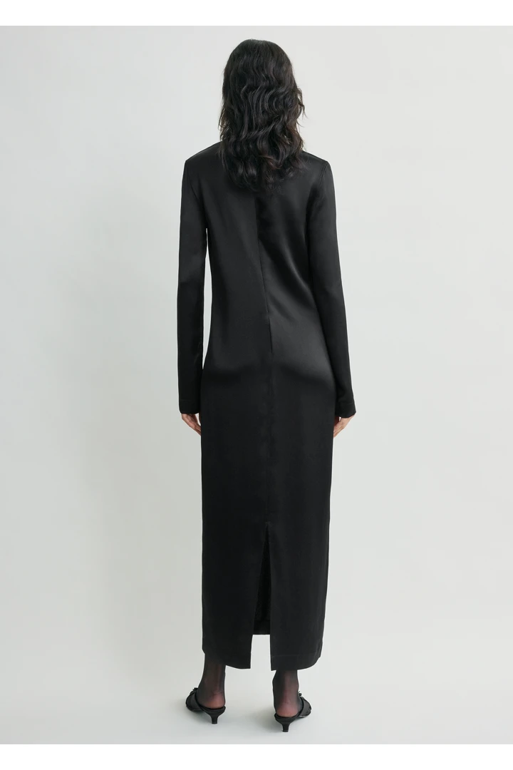 TOTEME 롱 새틴 드레스 블랙의 블랙컬러 2번쨰 이미지입니다.