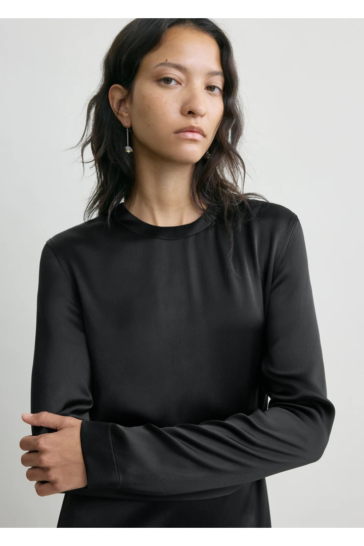 TOTEME 롱 새틴 드레스 블랙의 블랙컬러 3번쨰 이미지입니다.