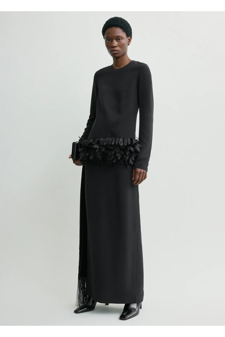 TOTEME 페탈 드레스 블랙의 블랙컬러 0번쨰 이미지입니다.