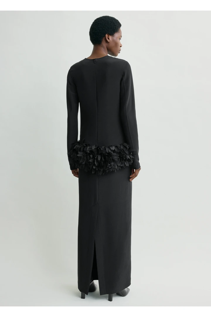 TOTEME 페탈 드레스 블랙의 블랙컬러 2번쨰 이미지입니다.