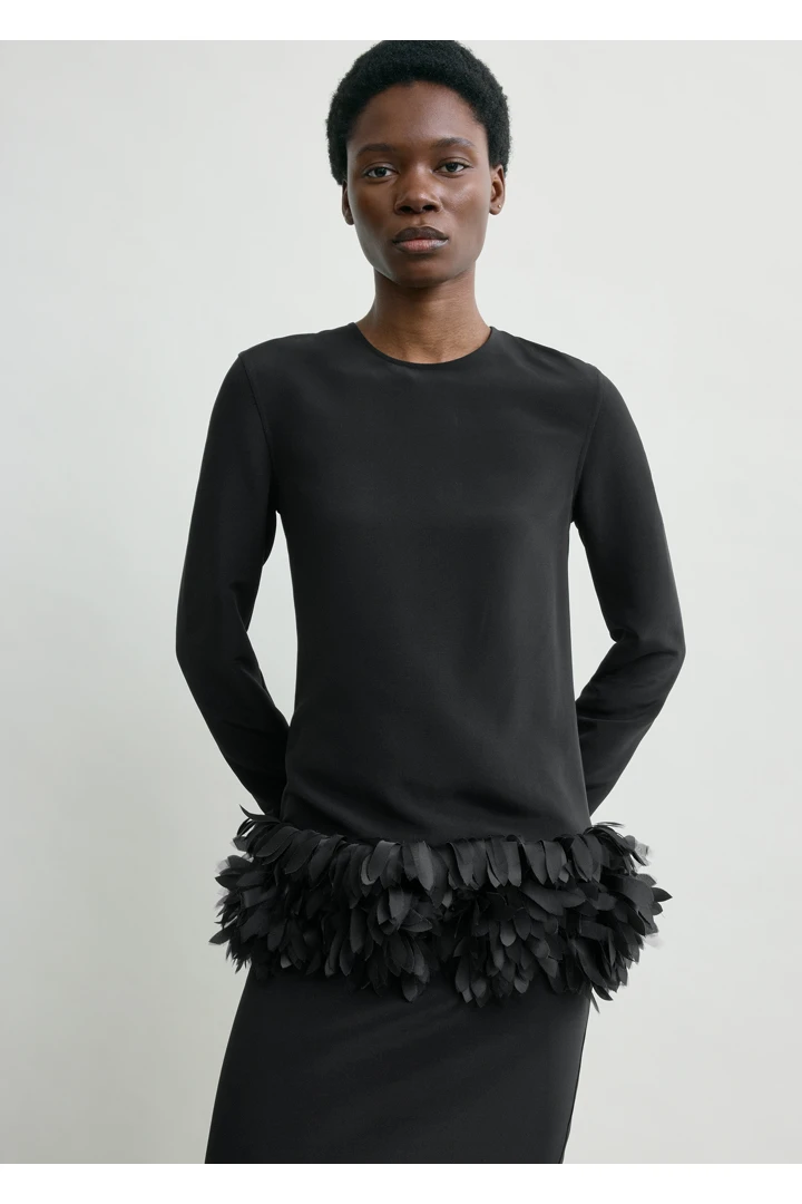 TOTEME 페탈 드레스 블랙의 블랙컬러 3번쨰 이미지입니다.