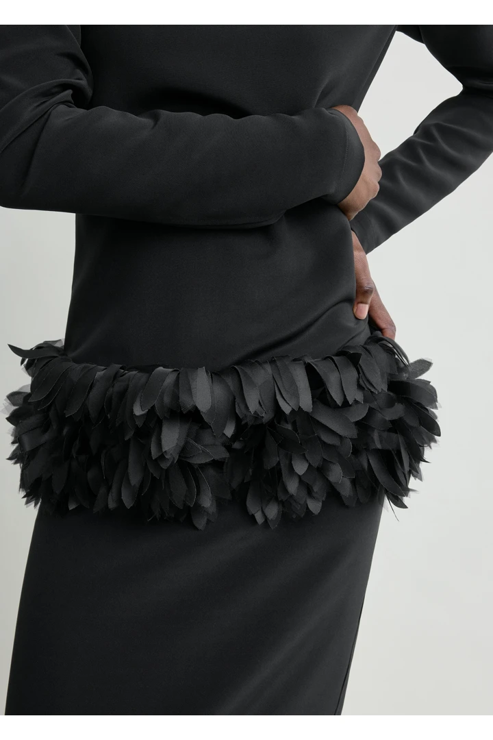 TOTEME 페탈 드레스 블랙의 블랙컬러 4번쨰 이미지입니다.