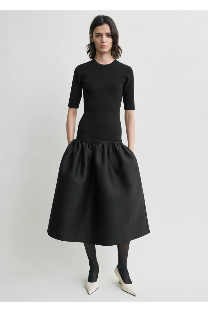 TOTEME 트윈플라워 티셔츠 드레스 블랙의 블랙컬러 0번쨰 이미지입니다.