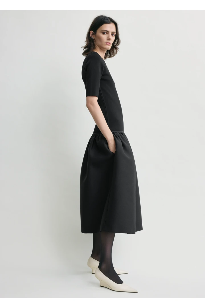 TOTEME 트윈플라워 티셔츠 드레스 블랙의 블랙컬러 1번쨰 이미지입니다.